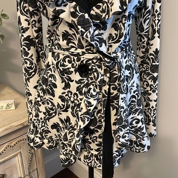 Self Esteem Fashion Coat. Size Large. Runs Small. Black/cream waverly print. - Picture 5 of 8